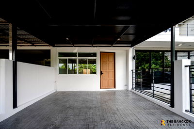 ทาวน์โฮม กรุงเทพมหานคร : 🏡 ทาวน์โฮม 3 ชั้น  รีโนเวทใหม่ทั้งหลัง  ใกล้ Central Eastville 🛍️