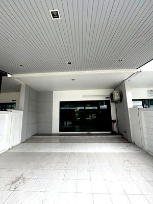 Townhouses for rent Min Buri : 🏢✨ Urgent Lease! 3-Story Townhome Trio Romklao 197 sqm 2 Bed 3 Bath Business/Residence Use 22,000 THB/Month 🔑