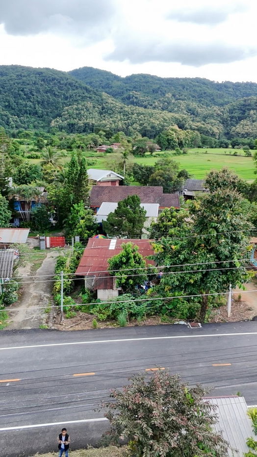 รูป ที่ดินติดถนนหลัก โป่งพระบาท ไฟฟ้า ประปาพร้อมใช้ - รูปที่ 2/8