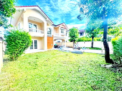 Townhouses for rent Boromarajonani College Of Nursing Noppharat Wachi : Ramkhamhaeng 148-152 large front yard MRT Nom Klao 2 km. 2-story detached house for rent completely