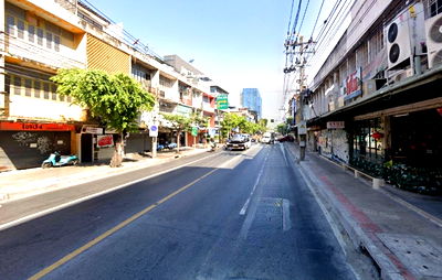 Land for sale Srinakharinwirot University Prasanmit Campus : Land with Building for Sale in Ekkamai Area, Prime Location with Wide Road Frontage