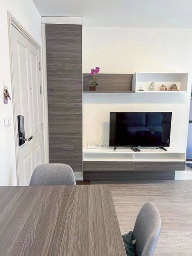 ให้เช่า ดี คอนโด พิง ติดเซ็นทรัลเฟส เพียง 12,000 บาท วิวสระ ชั้นสูง ว่างพร้อมอยู่