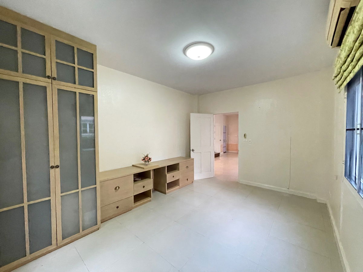 picture Luxury House for Sale – Perfect Masterpiece Rattanathibet: Corner unit at the front of the project, located on the main road, near MRT Sai Ma. - 15/41