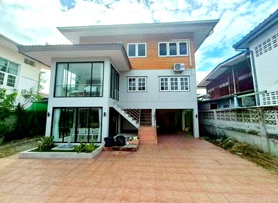 Houses for rent Pak Kret Bypass Station : Central Chaengwattana 1.2 km. World Medical Hospital 1.3 km. 5 bed detached house for rent 75 sq.wa