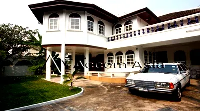 Houses for rent MRT Queen Sirikit National Convention Center   : 🔼🔽 AccomA 📩  4 BR House in Chong Nonsi (90468)