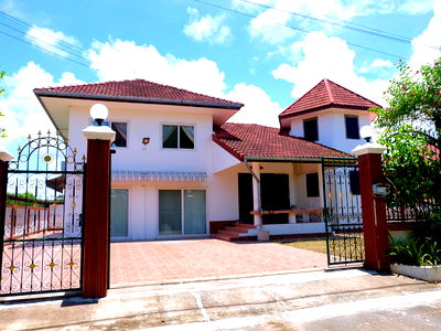 บ้านเดี่ยว ชลบุรี : ขายบ้านเดี่ยว 2 ชั้น หมู่บ้านจันทร์หอม (เขาบายศรี เขาชีจรรย์) ต.พลูตาหลวง อ.สัตหีบ 90 ตรว