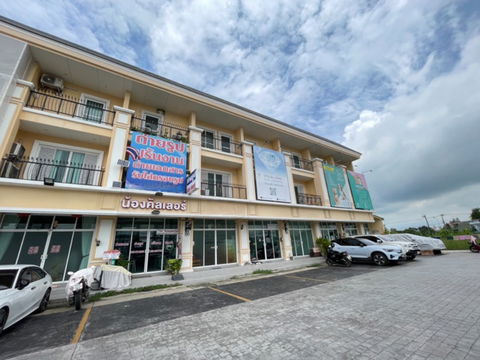 Home office/commercial building For Sale, Next to the road, Soi ABAC Bangna. Plenty of parking, close to the expressway, and community areas.