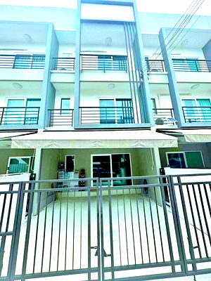 Townhouses for rent Srinagarindra Road : MegaBangna SuanLuang RamaIX 2.2 km. 3-story townhouse for rent 20 sq.wa. 240 sq.m. 2.5 km. to