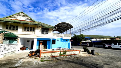 บ้านแฝด ม.ราชภัฏสวนสุนันทา ศาลายา : หลังมุม เนื้อที่เยอะ ราคาถูกมาก! แถมทาสีใหม่รอบบ้าน!! ขาย บ้านแฝด หมู่บ้าน บ้านพฤกษา8 นครชัยศรี 2 ชั้น 36 ตารางวา ติดถนนหลักหมู่บ้าน เดินทางสะดวก