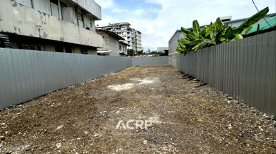 ที่ดิน วิทยาลัยเซาธ์อีสท์บางกอก : ขายที่ดินเปล่า 59 ตร.ว. ล้อมรั้วแล้ว ซอยอุดมสุข 45 ใกล้ BTS อุดมสุข ทำเลดี เหมาะสร้างบ้าน