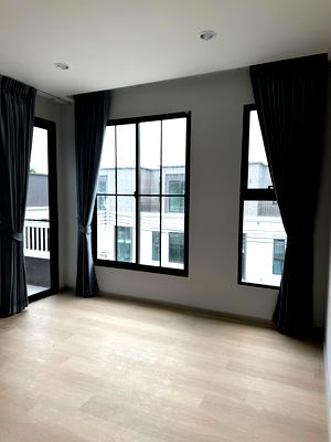 ทาวน์โฮมให้เช่า : ปล่อยเช่าบ้าน ✨ Luxury Deal! บ้านหรู ในฝันของคุณกำลังรออยู่! ✨