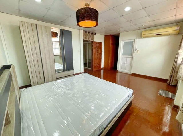 รูป ตลาดท่าพระ 600 ม. MRTท่าพระ 500ม. ให้เช่าบ้านเดี่ยว 2 ชั้นหลังใหญ่ หรูหรา 90 ตร.วา. 290 ตร.ม.5นอน รร.นานาชาติบลูมมิ่งบัด 1.5 กม. 4 น้ำ - รูปที่ 3/8