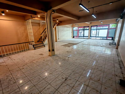 Shophouses for rent Vajiravudh College : Best location on mainroad near mrt wat mangkon china town Commercial space for rent