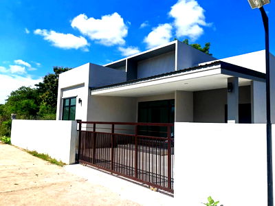 Houses for sale San Kamphaeng Chiang Mai : House for sale with 65 sq m of land in a special location, San Kamphaeng, Chiang Mai! 