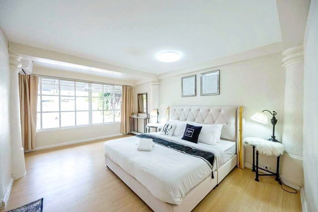 รูป พร้อมสระว่ายน้ำส่วนตัว 137ตร.วา. BTSทองหล่อ 700ม. ให้เช่าบ้านเดี่ยวสุดหรู 2ชั้น 457ตร.ม. รร.นานาชาติเวลส์ 400 ม. 5นอน 5 น้ำ - รูปที่ 3/8