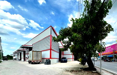 เช่าโรงงาน เขตสายไหม : 🏭 โกดังให้เช่า – สุขาภิบาล 5 📍 ทำเลทอง ติดถนนใหญ่และซอยสายไหม 82 (ทะลุออกถนนสายไหมได้)