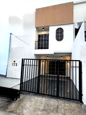 Townhouses for sale Bangkok : S782 [For Sale] Newly renovated townhouse, minimalist style, Chok Chai Si 💰 Price only 3.95 million baht 🚆 Chok Chai Si Station