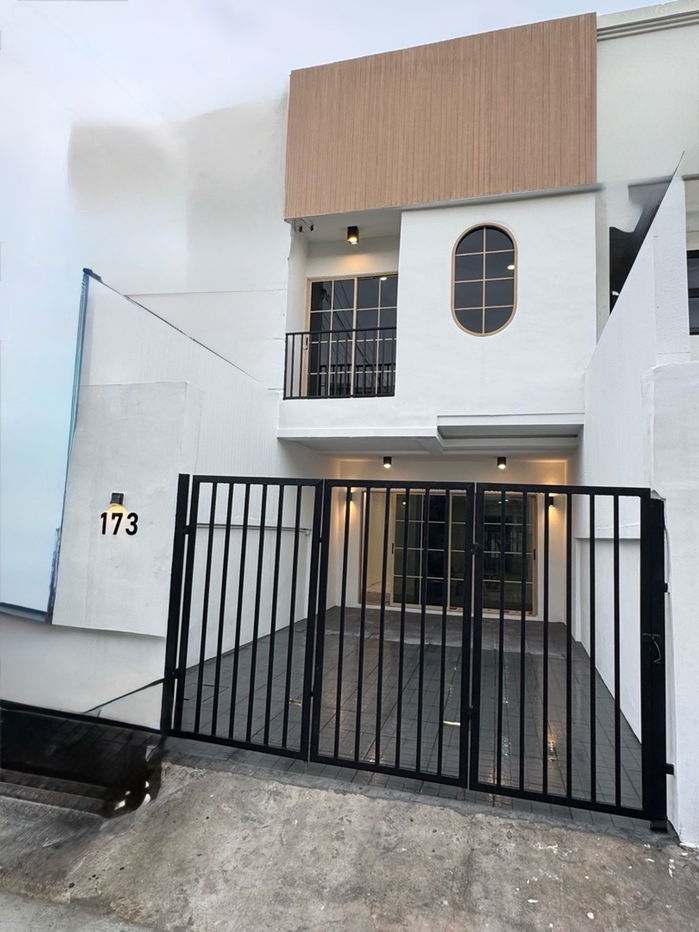 picture S782 [For Sale] Newly renovated townhouse, minimalist style, Chok Chai Si 💰 Price only 3.95 million baht 🚆 Chok Chai Si Station - 1/20