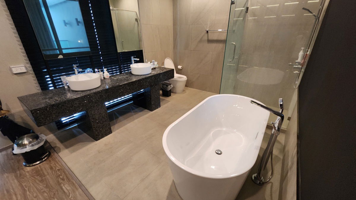 รูป ขายทาวน์โฮม 3ชั้นครึ่ง เพดานห้องนั่งเล่นสูง 6 ม. มีสวนหลังบ้าน “ออเธน ลาดพร้าว-นาคนิวาส” เขตลาดพร้าว กรุงเทพ - รูปที่ 6/7