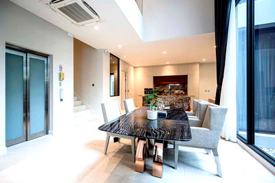 Houses for rent Suan Luang : FOR RENT BUGAAN PATTANAKARN 4 BEDROOM 5 BATHROOM Elevator in the house