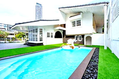 Houses for rent Vijit School Pier : private pool 137 sq.wa. 457 sq.m. BTS Thonglor 700m. Luxury 2-story detached house for rent with 40
