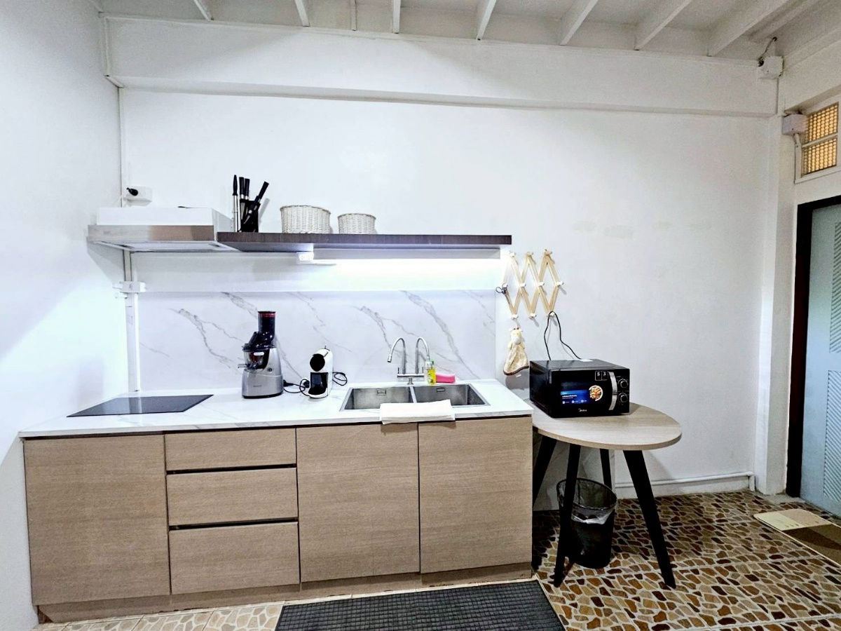 รูป LTHC13537 – Townhouse for Rent | Sukhumvit 95/1 | 165 sqm | 3 Rooms 2 Baths | 45K/Month | Near BTS Bang Chak | ทาวน์เฮ้าส์ให้เช่า สุขุมวิท 95/1 - รูปที่ 2/11