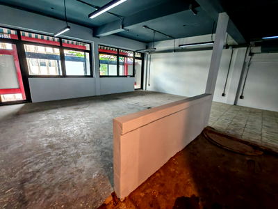 Shophouses for rent Vajiravudh College : Near  MRT Wat Mangkon station, shophouse for rent in Yaowarat, Samphanthawong, 4th floor and rooftop, usable area 180 sq m.