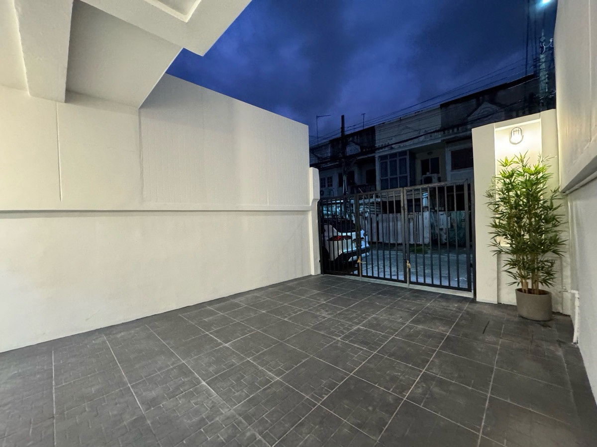 picture S782 [For Sale] Newly renovated townhouse, minimalist style, Chok Chai Si 💰 Price only 3.95 million baht 🚆 Chok Chai Si Station - 20/20