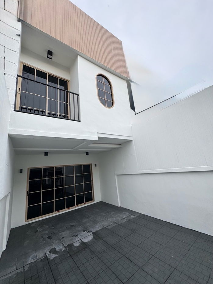 picture S782 [For Sale] Newly renovated townhouse, minimalist style, Chok Chai Si 💰 Price only 3.95 million baht 🚆 Chok Chai Si Station - 2/20