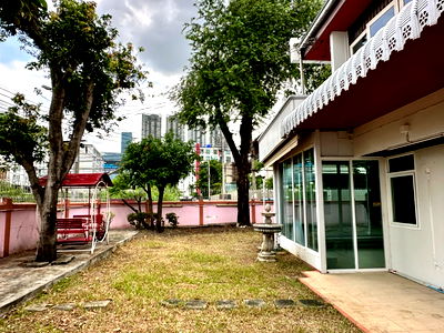 บ้านเดี่ยว วิทยาลัยพณิชยการบางนา : ขายบ้านเดี่ยวปุณวิถี สุขุมวิท 64 หลังมุม ทำเลดี ถนนกว้าง ( SPSEVE1404 )