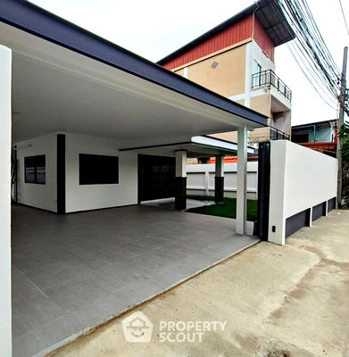 Houses for sale Lieb Tang Rodfai : 3-BR House close to Pattaya (ID 2396329)