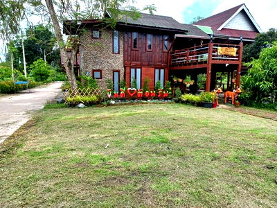 ขายที่ดิน : ขายที่ดินพร้อมบ้านเรือนไทย สภาพดี  เนื้อที่ 7-3-70 ไร่ ต.หมอนนาง อ.พนัสนิคม จ.ชลบุรี 