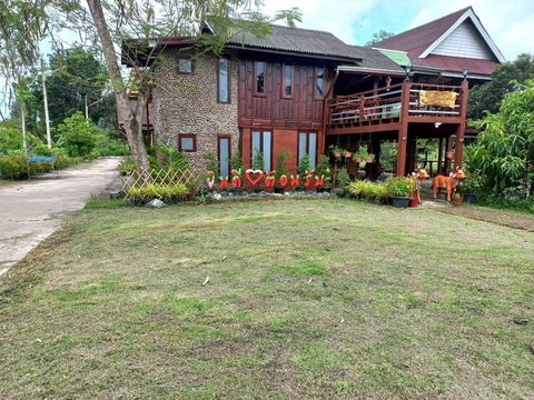 ขายที่ดินพร้อมบ้านเรือนไทย สภาพดี  เนื้อที่ 7-3-70 ไร่ ต.หมอนนาง อ.พนัสนิคม จ.ชลบุรี 