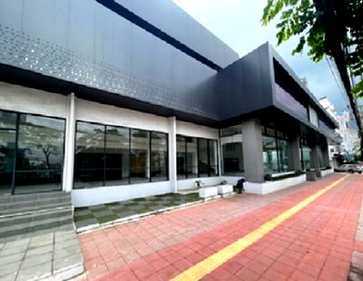 เช่าสำนักงาน ม.สยาม :  ให้เช่าโชว์รูม / Showroom รถยนต์ พร้อมศูนย์บริการด้านหลัง / ริมถนนเพชรเกษม /  มีที่จอดรถชั้นใต้ดิน พื้นที่จอดรถกว่า 20 คัน / ให้เช่าราคาพิเศษ