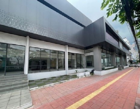 ให้เช่าโชว์รูม / Showroom รถยนต์ พร้อมศูนย์บริการด้านหลัง / ริมถนนเพชรเกษม / มีที่จอดรถชั้นใต้ดิน พื้นที่จอดรถกว่า 20 คัน / ให้เช่าราคาพิเศษ