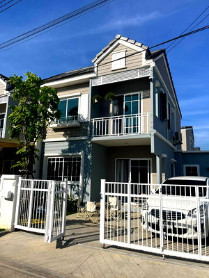 เช่าทาวน์โฮม มาร์เก็ต วิลเลจ สุวรรณภูมิ : 🏡 ให้เช่า ทาวน์โฮม 2 ชั้น หลังมุม – The Village บางนา–วงแหวน 4 สไตล์ American Cottage แต่งครบ พร้อมอยู่