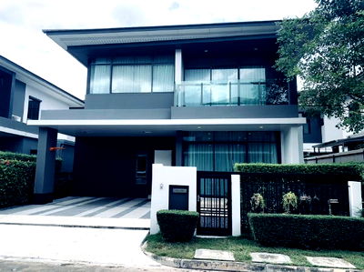 Houses for rent : Newly renovated detached house for rent, Setthasiri Krungthep Kreetha project, located on Soi Krungthep Kreetha 7.