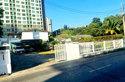 Houses for rent Bangkok : For rent, house with warehouse, Phahon Yothin 30, near Major Ratchayothin, cheap price, interested, Line: @951qfbfi