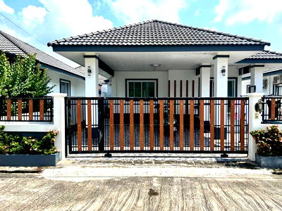 Houses for sale Khlong Hoi Khong Songkhla : sale! Single-story detached house in a development, 57 square wah (1,000 sq m), 3 bedrooms, 2 bathrooms, 2.85 million baht.
