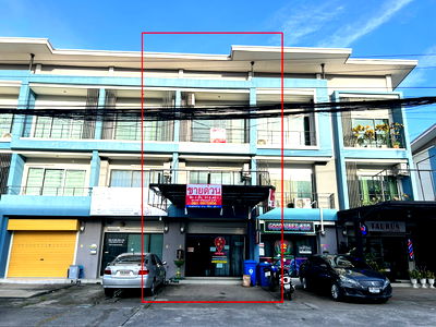 Shophouses for sale Pathumthani : Urgent sale, low price, 3-story commercial building on the main road, Vista Ville  C, Lam Luk Ka, Khlong 3. Excellent condition, suitable for office