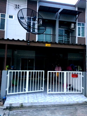 ทาวน์โฮม ชลบุรี : บ้านทาวน์เฮ้าส์ 2 ชั้น 2 ห้องนอน 2 ห้องน้ำ 