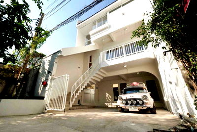 Houses for rent BTS Phra Khanong : For Rent: 3-Storey Home Office with Furniture at Klongton Niwet Village, Sukhumvit 71 | Prime Thonglor–Ekkamai Area | Excellent Condition