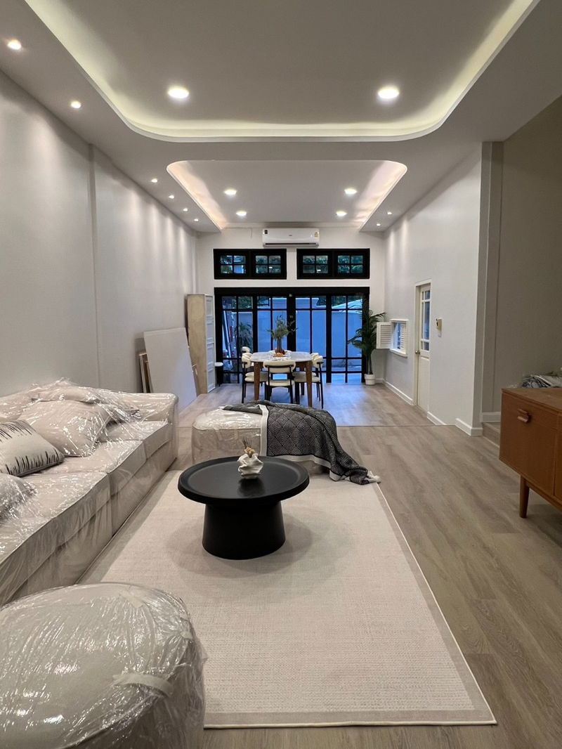 ทาวน์โฮมให้เช่า : ว่างพร้อมอยู่! 5นอน 4น้ำ 260ตรม. จอดรถ2คัน Line id: @pfagent