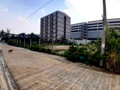 Land for sale Saiaksorn School : Vacant land for sale next to HomePro Ramintra parking lot