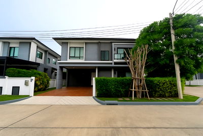 บ้านเดี่ยวให้เช่า : 🏡 ให้เช่าบ้านเดี่ยว พร้อมอยู่ – Centro รามอินทรา–จตุโชติ ✨ บ้านติดส่วนกลาง มองเห็นสระว่ายน้ำโดยตรง