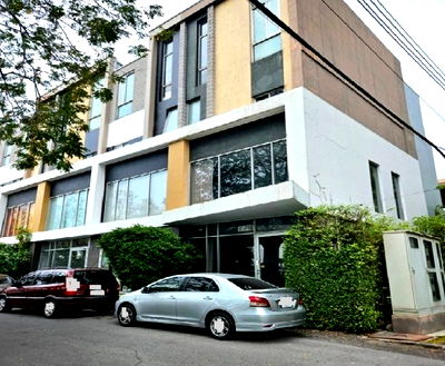 เช่าโฮมออฟฟิศ สถานีรถไฟฟ้านพรัตน์ : ให้เช่า ทาวน์โฮม โฮมออฟฟิศ 3.5 ชั้น โครงการ ไซมิส บลอสซั่ม แอท แฟชั่น / ซอยรามอินทรา 64 / หลังมุม / แอร์ทั้งอาคาร / เหมาะเป็นสำนักงาน จดบริษัทได้