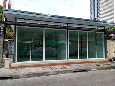 Retail spaces for rent Surawong Road : shophouse for rent wongwianyai 