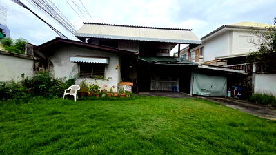 บ้านเดี่ยว ศูนย์วัฒนธรรมแห่งประเทศไทย : 048AGJD Rare Land Alert! ที่ดิน “แปลงมุม” ใจกลางกรุง พร้อมสิ่งปลูกสร้างขนาดใหญ่