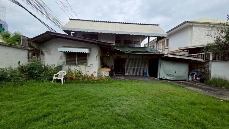 048AGJD Rare Land Alert! ที่ดิน “แปลงมุม” ใจกลางกรุง พร้อมสิ่งปลูกสร้างขนาดใหญ่