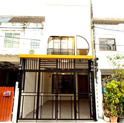 ทาวน์โฮม กรุงเทพมหานคร : 🚩บ้านรีโนเวทใหม่ ลาดพร้าว 93 | บ้านลาดพร้าวงบ4ล้าน สไตล์มินิมอล